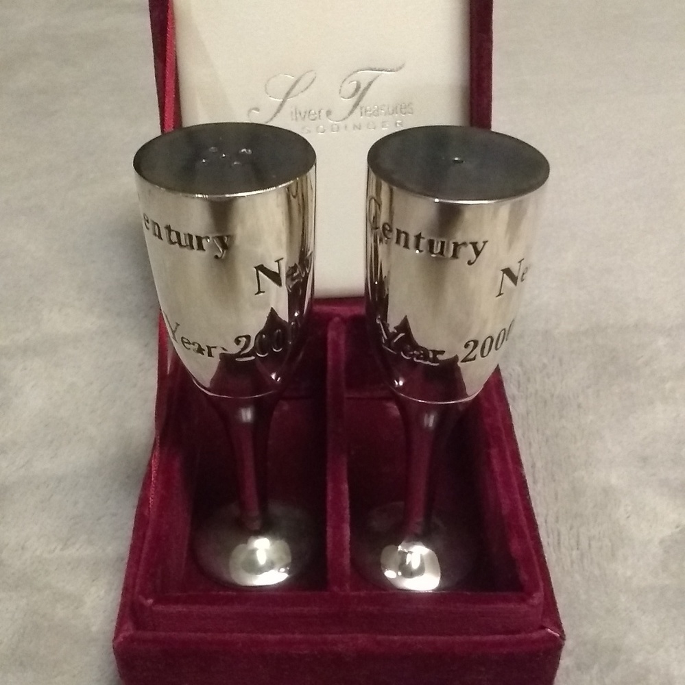 Doginger silver plated salt and pepper shakers
